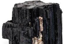 【ブラックトルマリン完全ガイド】歴史や意味、お手入れ方法を解説