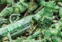 【グリーントルマリン 完全ガイド】効果や意味、歴史やお手入れ方法を解説